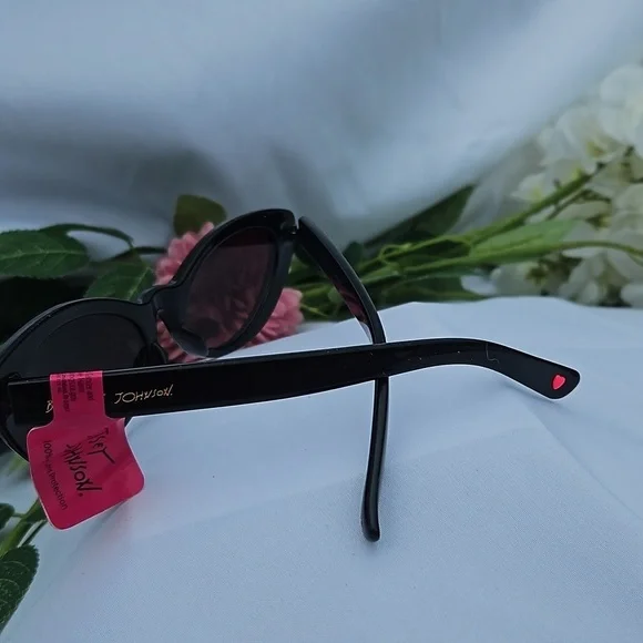 NWT BLACK BETSEY JOHNSON CAT EYE SUNGLASSES - Picture 3 of 4